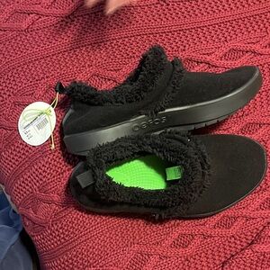 OOFOS Black Oocoozie low women’s Fleece-Lined Slip-On with Green Insole